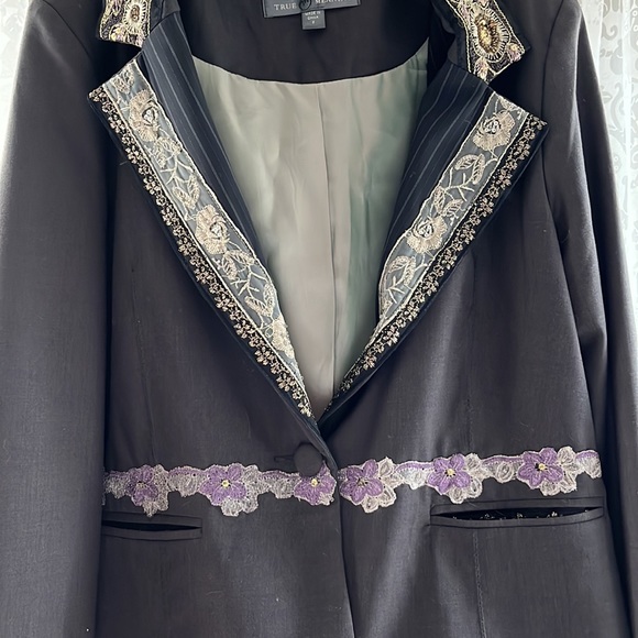 Embroidered Blazer - Picture 2 of 3